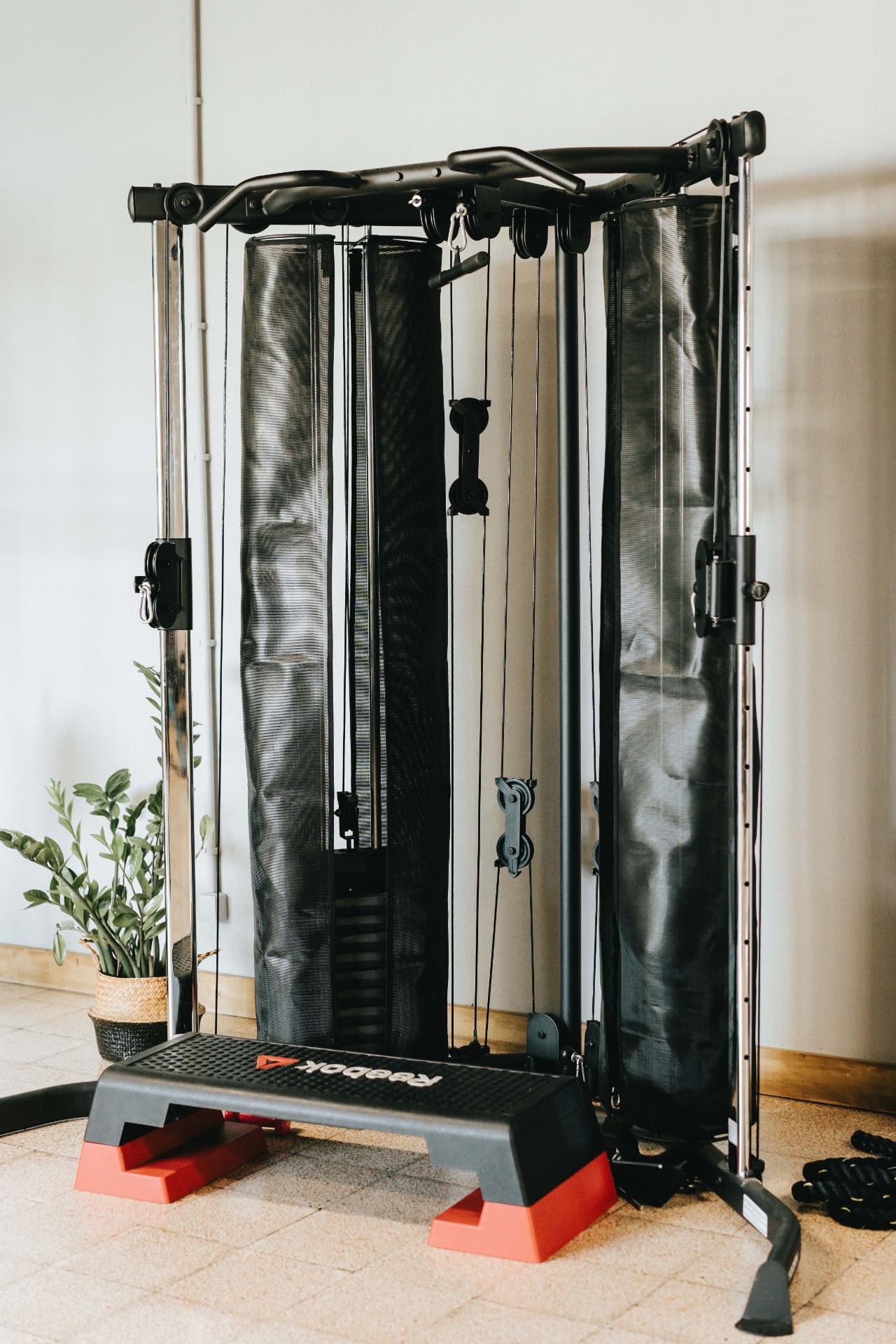 Máquina de polia com cabos no ginásio da Vibrant Health Academy
