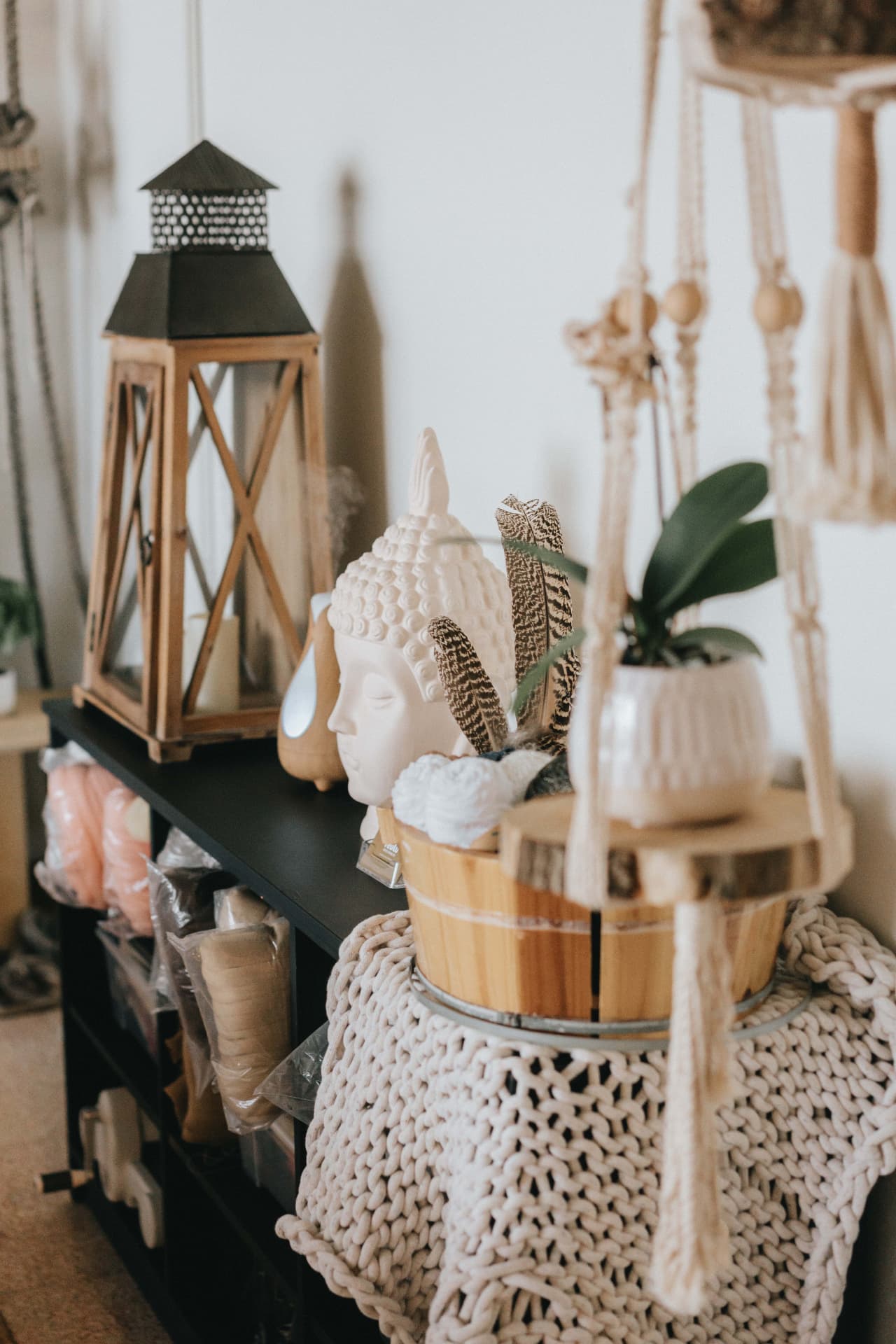 Detalhe artesanal do atelier TEULU com peças em macramé, madeira e fibras naturais