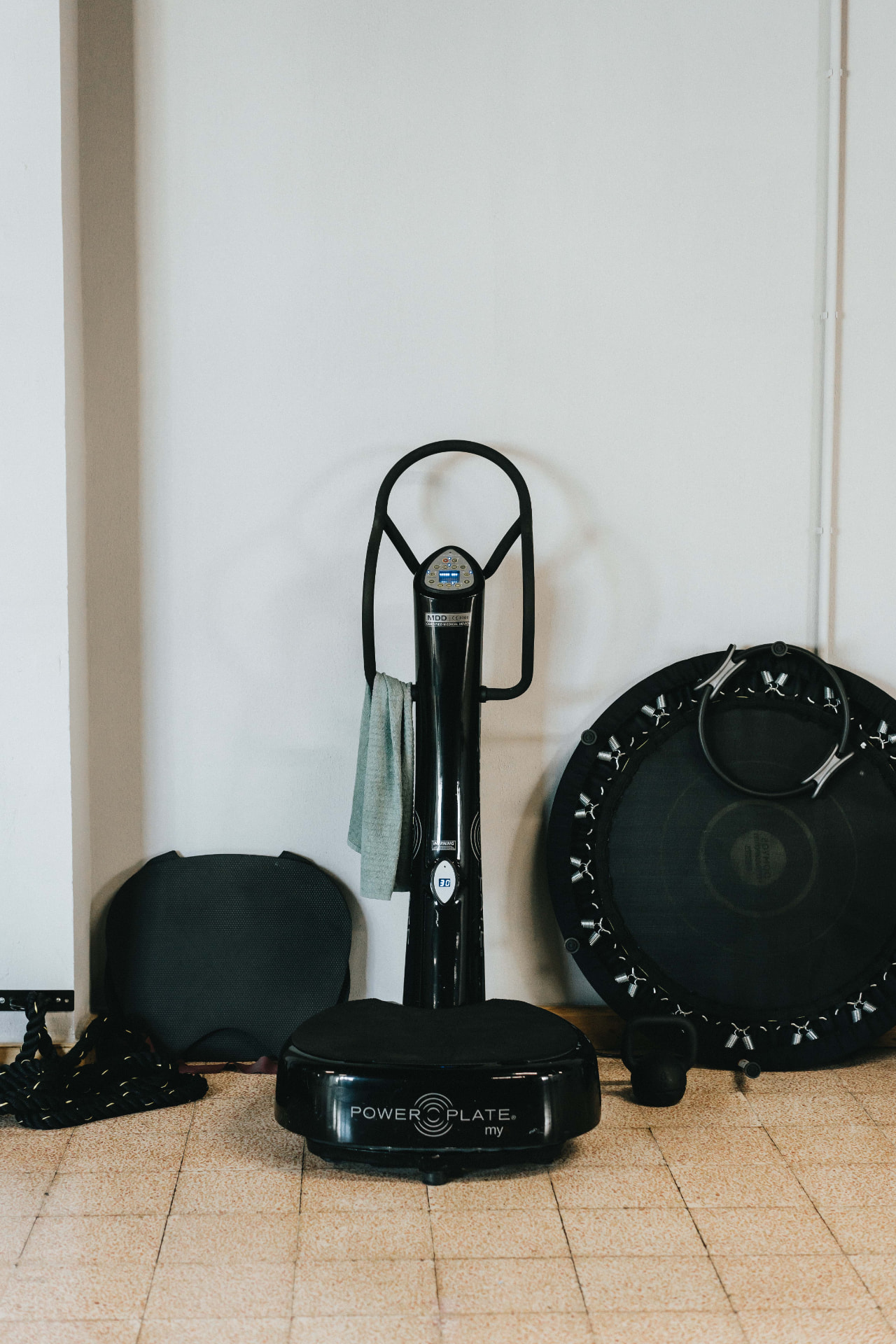 Plataforma vibratória Power Plate e mini-trampolim no ginásio da Vibrant Health Academy