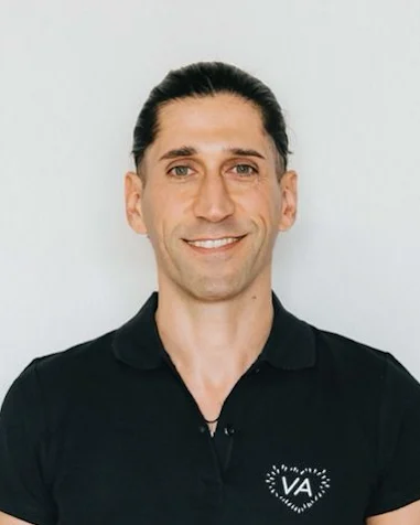 Luís Costa, terapeuta de Fascial Maneuvers na Vibrant Health Academy, em Lisboa.